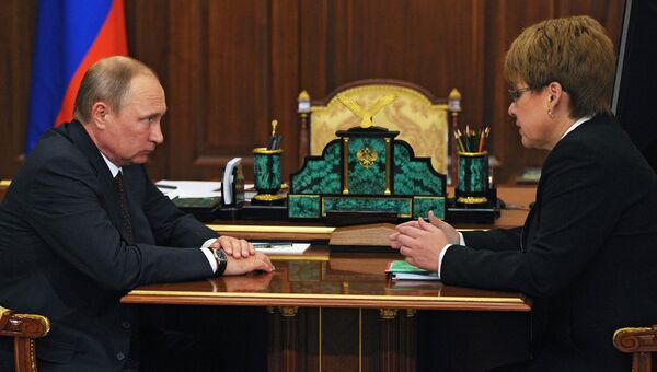 Президент РФ Владимир Путин и временно исполняющая обязанности губернатора Забайкальского края Наталья Жданова во время встречи в Кремле. 30 августа 2016
