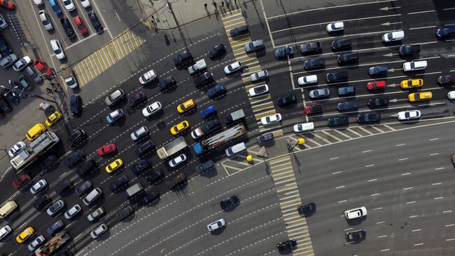 Автомобильное движение в Москве. Архивное фото