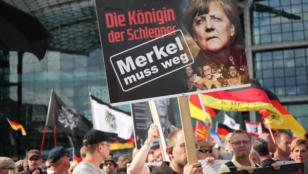 Участники акции протеста в Берлине против политики Ангелы Меркель. Архивное фото