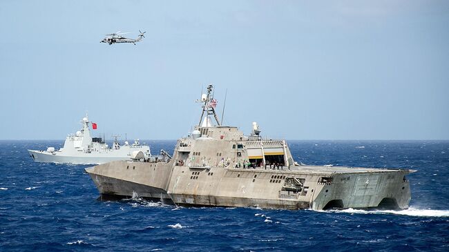 Корабль ВМС США LCS Coronado во время учений стран Азиатско-Тихоокеанского региона в Тихом океане. Архивное фото