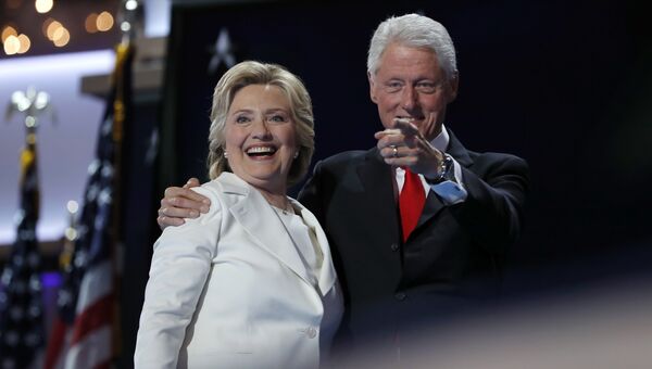 Кандидат в президенты США Хиллари Клинтон и ее супруг экс-президент Билл Клинтон на съезде Демократической партии в Филадельфии