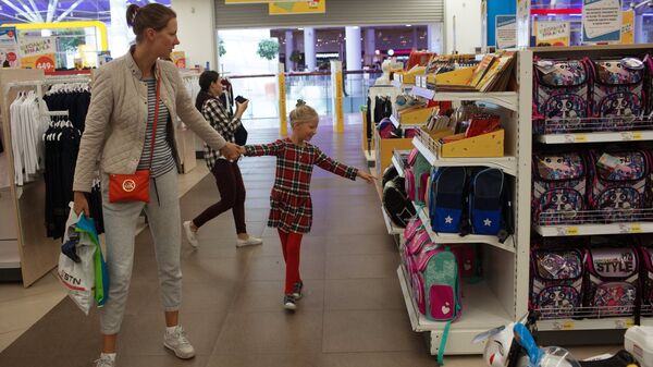 Покупатели в магазине Детский мир в Москве