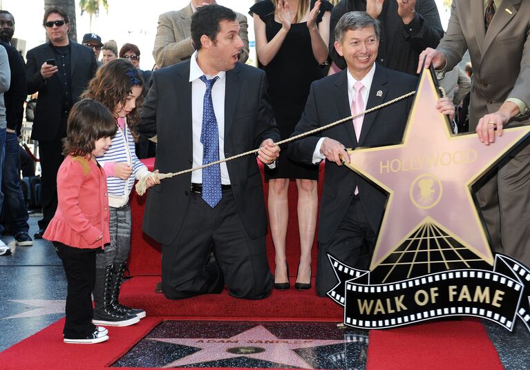 Актер Адам Сэндлер во время получения звезды на Голливудской «Аллее славы»