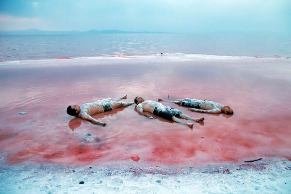 Иранцы во время отдыха на соленом озере Урмия на северо-западе страны