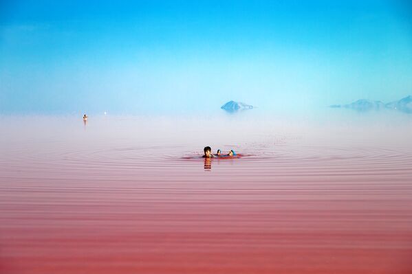 Туристы во время купания в соленом озере Урмия на северо-западе Ирана