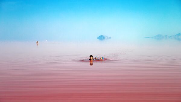 Туристы во время купания в соленом озере Урмия на северо-западе Ирана 