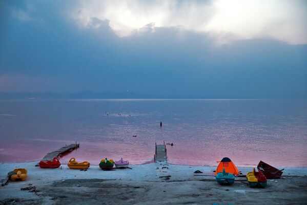 Лодки на берегу озера Урмия на северо-западе Ирана
