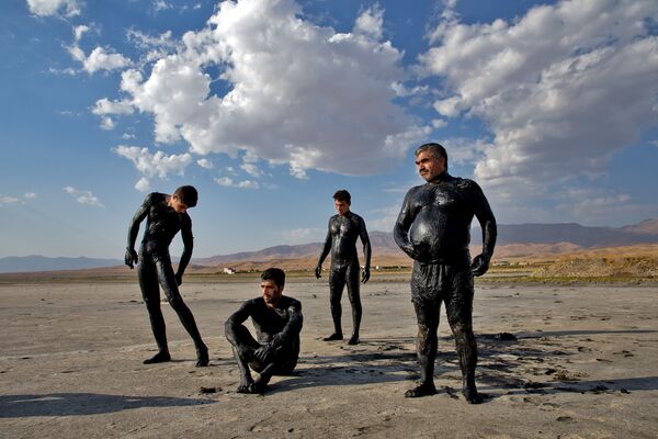 Иранцы во время отдыха на озере Урмия