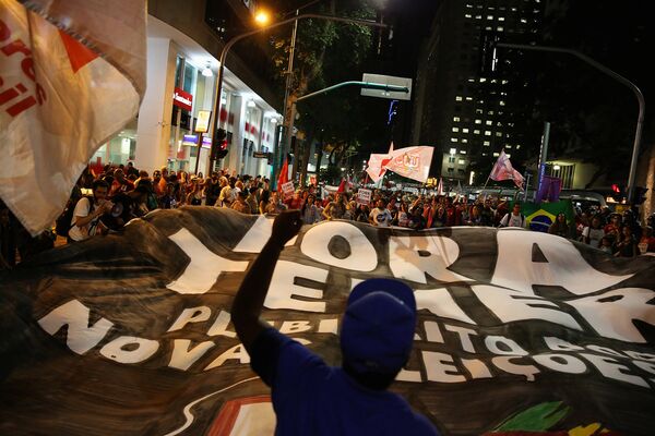 Плакаты против вице-президента Бразилии Мишела Темера во время акции протеста сторонников Дилмы Роусефф, Сан-Паулу. Бразилия, август 2016