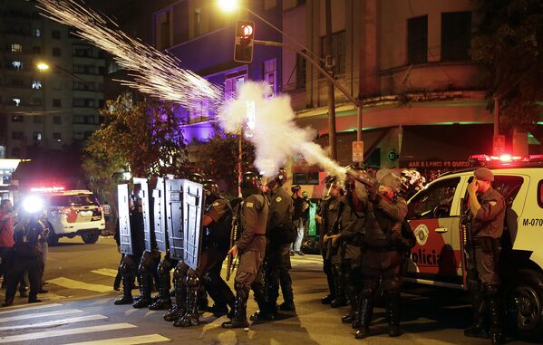 Полиция выпускает слезоточивый газ во время акции протеста сторонников Дилмы Роусефф, Сан-Паулу. Бразилия, август 2016