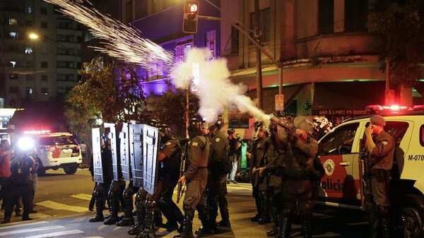 Полиция в Бразилии выпускает слезоточивый газ во время акции протеста. Архивное фото