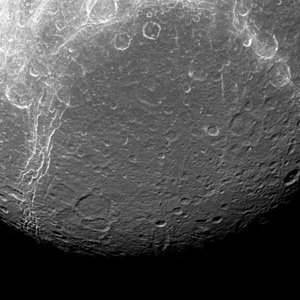 Диона - естественный спутник Сатурна, снимок сделанный космическим аппаратом Кассини
