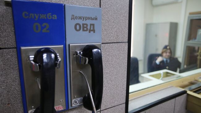 Телефоны в дежурной части ОВД в Москве. Архивное фото