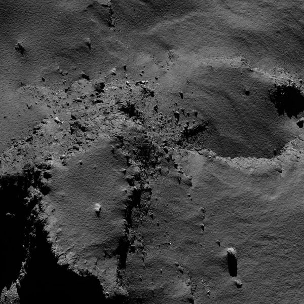 Поверхность кометы Чурюмова-Герасименко, снятая космическим зондом Rosetta