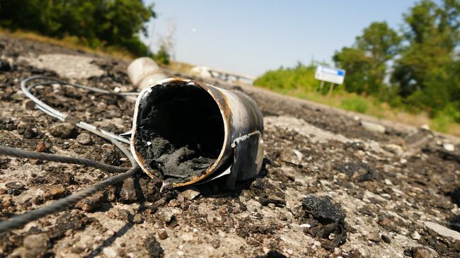 Снаряд на территории территорию Донецкой фильтровальной станции на линии соприкосновения в Донбассе. Архивное офто