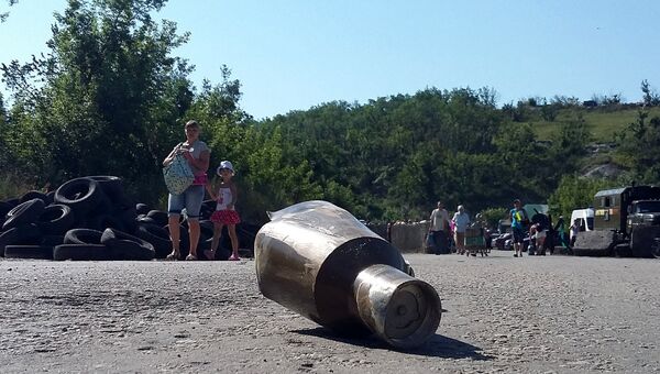 Осколок снаряда неподалеку от КПП Станица Луганская. Архивное фото