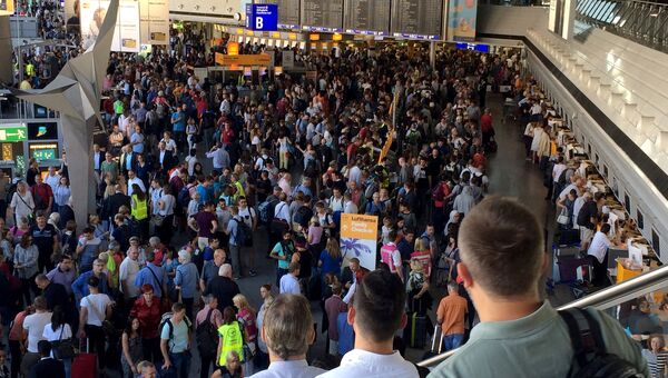 Эвакуация пассажиров в аэропорту Франкфурта-на-Майне, Германия 31 августа 2016