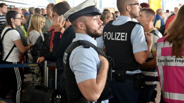 Сотрудники немецкой полиции в аэропорту Франкфурта-на-Майне, Германия 31 августа 2016