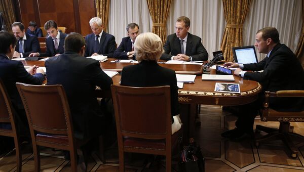 Дмитрий Медведев проводит совещание по финансово-экономическим вопросам в подмосковной резиденции Горки. 31 августа 2016