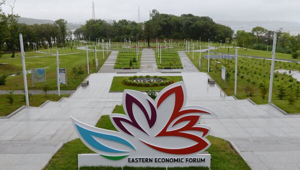 Стенд с логотипом Восточного экономического форума на территории Дальневосточного федерального университета