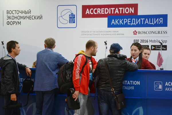 Журналисты у стойки аккредитации на Восточный экономический форум в корпусе Дальневосточного федерального университета на острове Русский