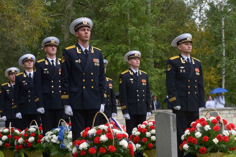 Офицеры ВМФ РФ во время возложения венков и цветов к мемориалу на Британском воинском захоронении Вологодского кладбища в Архангельске в рамках празднования 75-летия со дня прихода в Архангельск первого союзного конвоя Дервиш