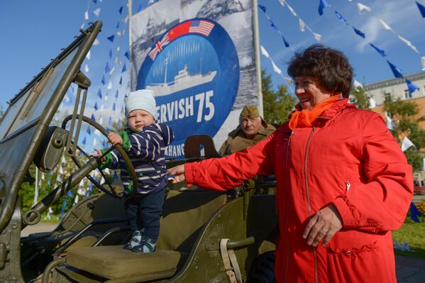Зрители возле автомобиля Willys MB на праздновании 75-летия со дня прихода в Архангельск первого союзного конвоя Дервиш