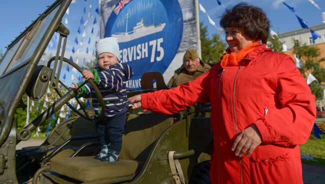 Зрители возле автомобиля Willys MB на праздновании 75-летия со дня прихода в Архангельск первого союзного конвоя Дервиш