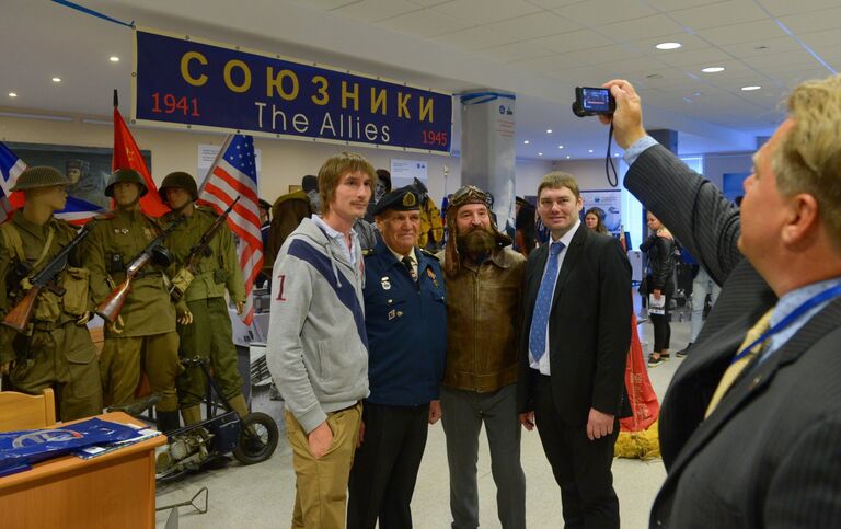 Посетители фотографируются возле экспонатов на выставке Союзники и ленд-лиз в рамках празднования 75-летия со дня прихода в Архангельск первого союзного конвоя Дервиш