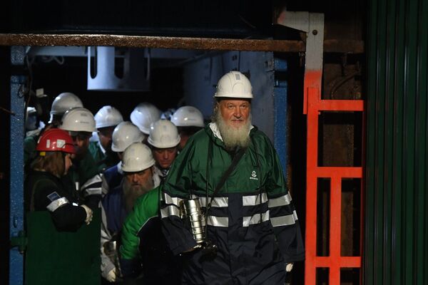Патриарх Московский и Всея Руси Кирилл во время посещения Кировского рудника, проходящего в рамках его визита в Мурманскую область