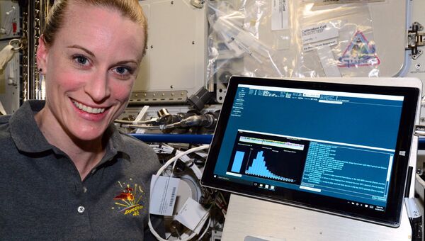 Астронавт НАСА Кэйт Рубин проводит эксперимент по расшифровке ДНК в космосе