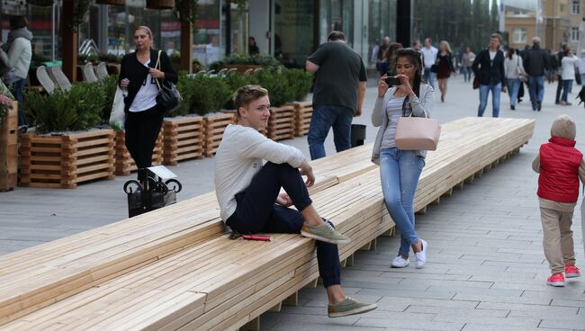 Прохожие на реконструированном Новом Арбате в Москве. Архивное фото