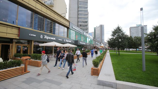 Прохожие на Новом Арбате в Москве. Архивное фото