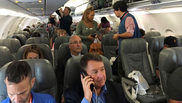 Пассажиры садятся на самолет JetBlue, выполняющий первый за полвека регулярный коммерческий рейс из США на Кубу, в международном аэропорту Форт-Лодердейл. 31 августа 2016