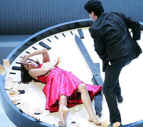 Анна Нетребко и Роландо Вильясон во время репетиции оперы Травиата Джузеппе Верди на Зальцбургском фестивале