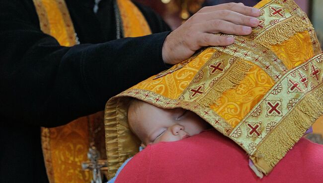 Православный священник принимает исповедь. Архивное фото