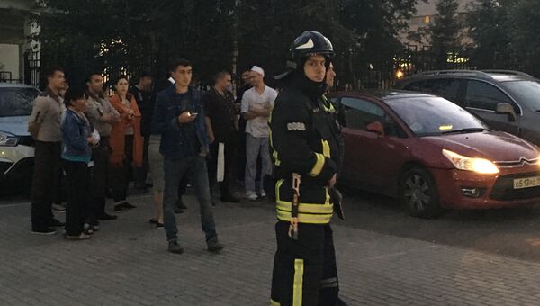 Сотрудник МЧС возле ресторана Гамбринус в Москве, где прошла эвакуация из-за сообщения о бомбе