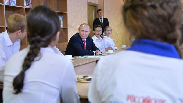 Президент России Владимир Путин (в центре) во время посещения гимназии №2 во Владивостоке. 1 сентября 2016