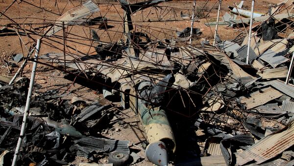 Уничтоженный военный самолет на юге сирийского города Алеппо. Архивное фото