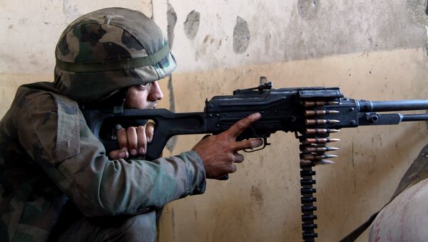 Боец сирийской армии на позиции при штурме школы ВВС на юге сирийского города Алеппо
