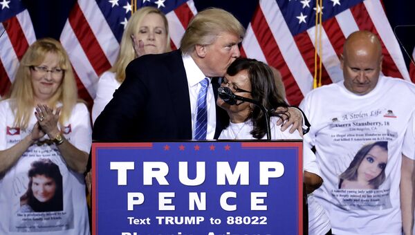 Кандидат в президенты США от Республиканской партии Дональд Трамп с родственниками американцев, убитых нелегальными мигрантами в Аризоне, США. 31 августа 2016