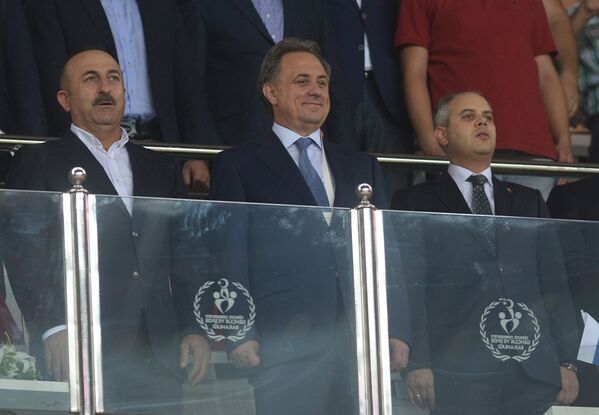 Министр спорта России Виталий Мутко (в центре) перед началом товарищеского матча между сборными Турции и России