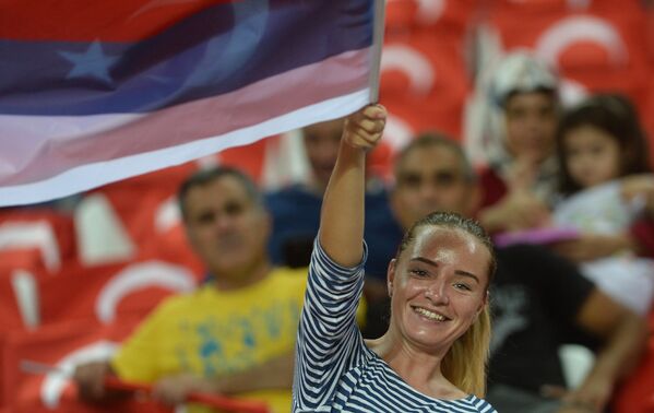 Болельщица сборной России поддерживает свою команду в товарищеском матче между сборными Турции и России