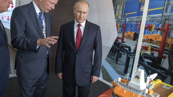 Владимир Путин во время посещения судостроительного комплекса Звезда в городе Большой Камень. 1 сентября 2016