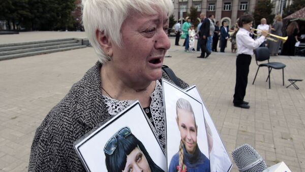 Женщина на памятном мероприятии Они не услышат последний звонок в Донецке
