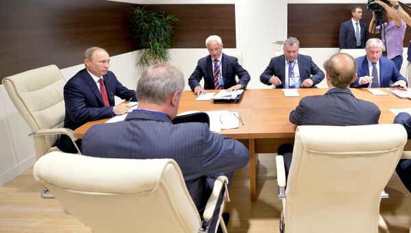 Владимир Путин проводит совещание по развитию судостроения на площадке судостроительного комплекса Звезда. 1 сентября 2016