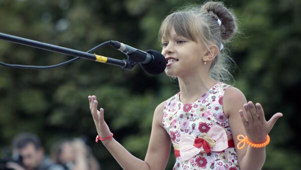Девочка выступает на памятном мероприятии Они не услышат последний звонок в Донецке