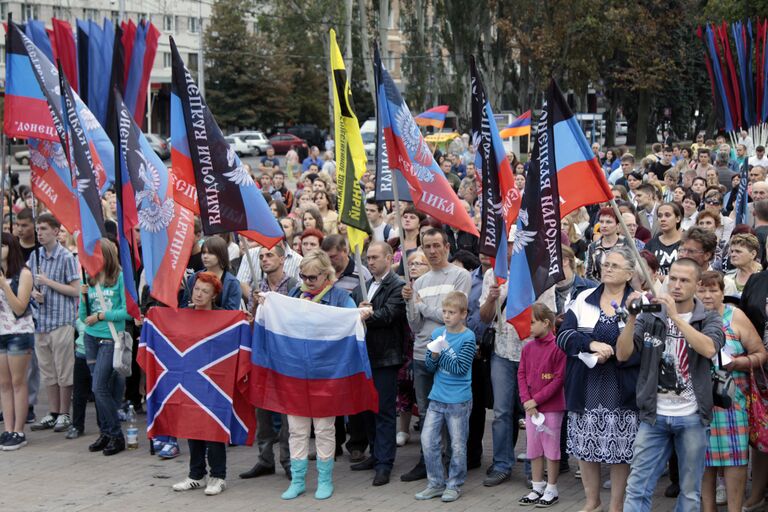 Участники памятного мероприятия Они не услышат последний звонок в Донецке