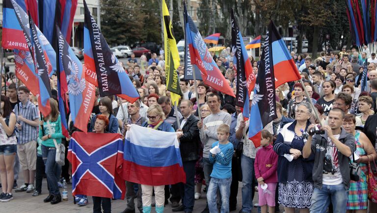 Участники памятного мероприятия Они не услышат последний звонок в Донецке