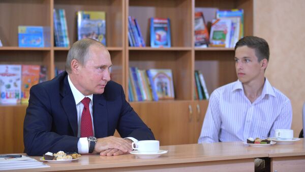 Владимир Путин во время посещения гимназии №2 во Владивостоке. 1 сентября 2016